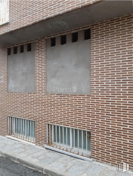 Retail for sale at Avenida Julio Arenillas, Navalperal de Pinares, Ávila, 05240 with window, building, fixture, wood, brick, brickwork, building material, house, wall and residential area around