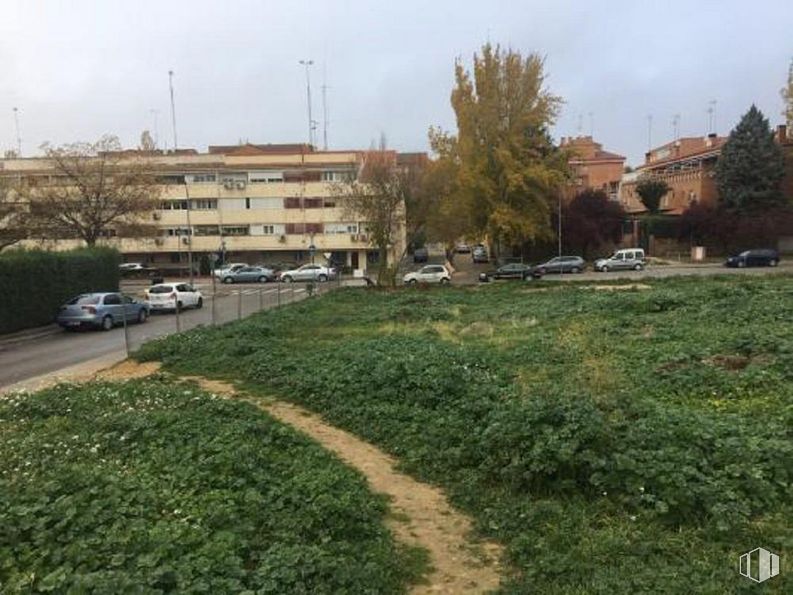 Land for sale at Zona Parque de los Olivos, Mejorada del Campo, Madrid, 28840 with building, car, sky, plant, tree, land lot, urban design, vehicle, road surface and woody plant around