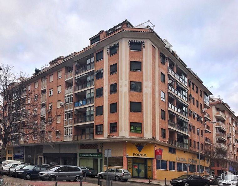 Retail for rent at Calle Alberche, 8, Talavera de la Reina, Toledo, 45600 with car, building, sky, cloud, wheel, tire, property, vehicle, window and tower block around