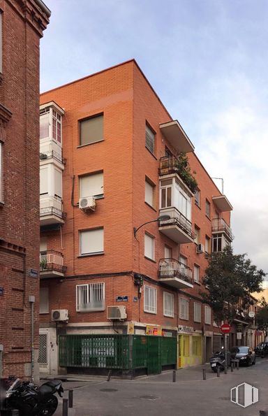 Local en venta en Calle Tenerife, Tetuán, Madrid, 28039 con edificio, motocicleta, neumático, nube, cielo, propiedad, ventana, rueda, árbol y luz de la calle alrededor