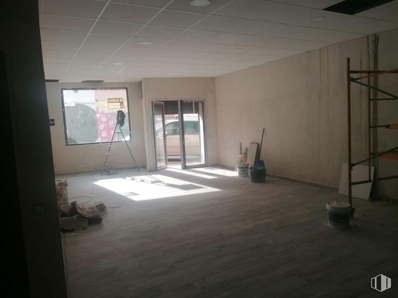 Retail for rent at Zona Centro, Recas, Toledo, 45211 with wood, architecture, interior design, floor, flooring, hall, ceiling, hardwood, fixture and building around