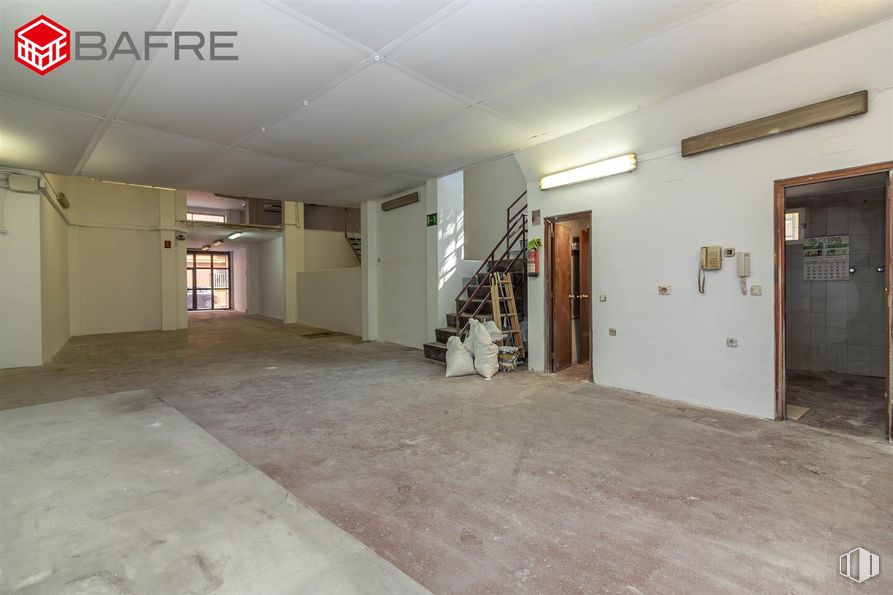 Local en alquiler y venta en Calle Serafín Gómez, Carabanchel, Madrid, 28019 con alumbrado, puerta, suelos, suelo, techo, material compuesto, hall, suelo de baldosas, material de construcción y iluminación natural alrededor