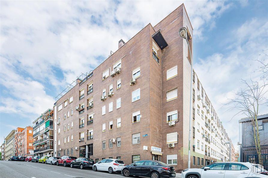 Local en venta en Calle José Arcones Gil, Ciudad Lineal, Madrid, 28017 con coche, edificio, nube, luz de estacionamiento, rueda, neumático, vehículo terrestre, cielo, vehículo y ventana alrededor