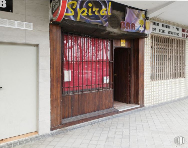 Local en alquiler y venta en Avenida Onu, Móstoles, Madrid, 28936 con puerta, madera, fachada, accesorio, casa, puerta, logotipo, fuente, puerta de casa y material compuesto alrededor