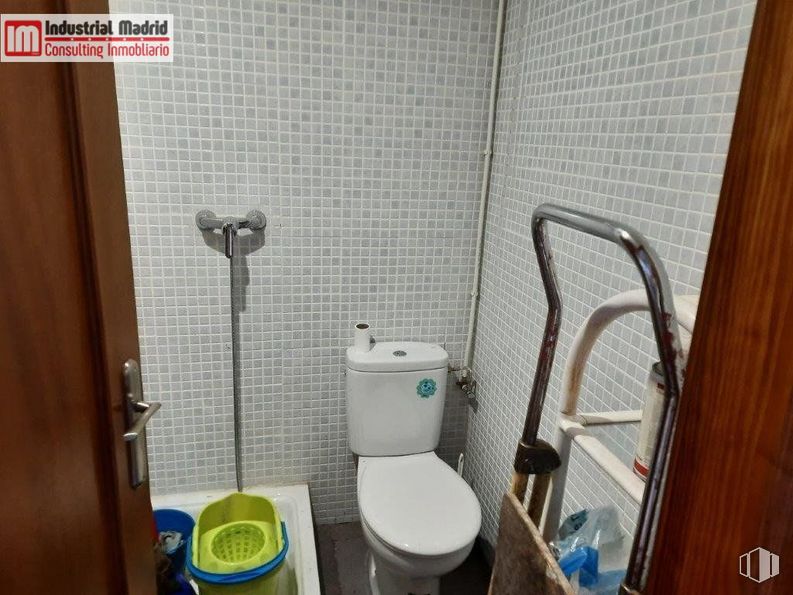 Nave en venta en Polígono Industrial Gestesa, Loeches, Madrid, 28890 con inodoro, accesorio de fontanería, grifo, baño, papel higienico, morado, suministros para el hogar, asiento de inodoro, piso y lavabo de baño alrededor