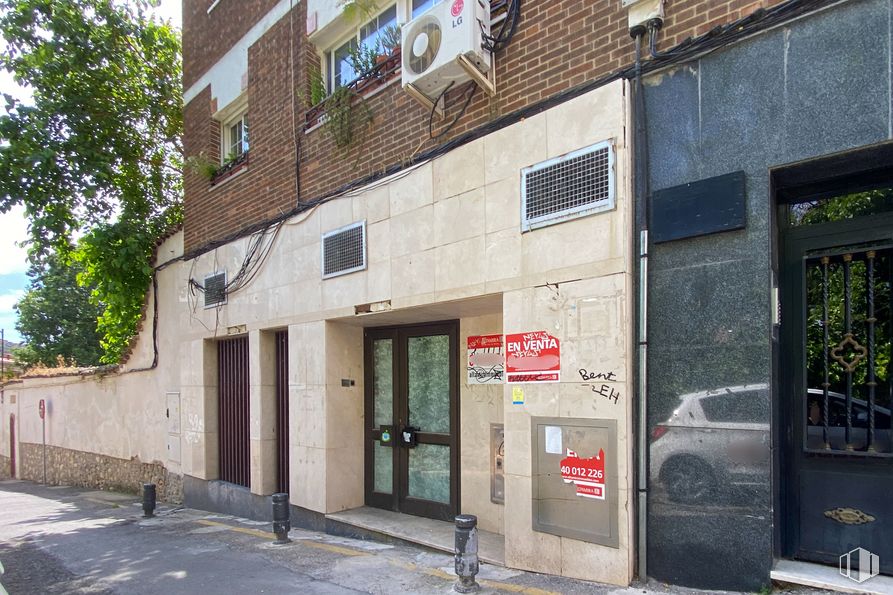 Retail for sale at Calle Chávarri, 2, Carabaña, Madrid, 28560 with door, window, building, fixture, tree, road surface, real estate, urban design, facade and city around