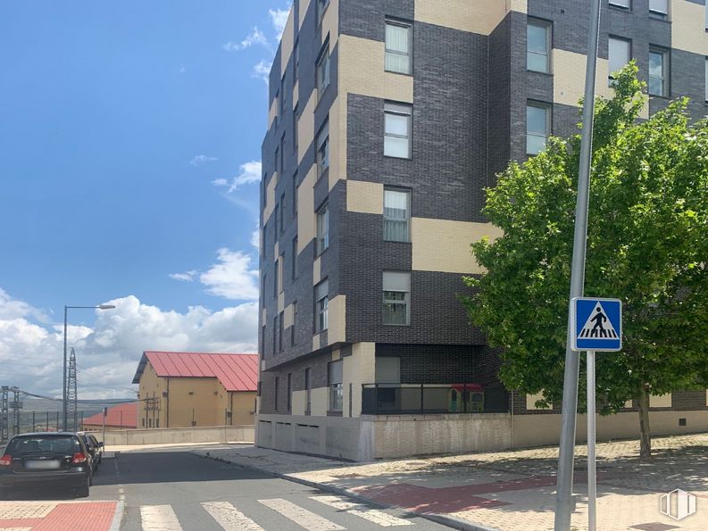 Retail for sale at Calle Banderas de Castilla, 11, Ávila, 05001 with car, building, sky, daytime, window, cloud, street light, tower, urban design and skyscraper around