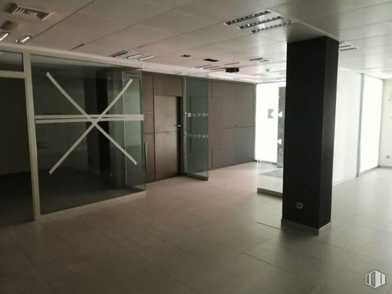 Retail for sale & for rent at Centro, Manzanares el Real, Madrid, 28410 with wardrobe, fixture, floor, flooring, building, door, ceiling, glass, event and design around