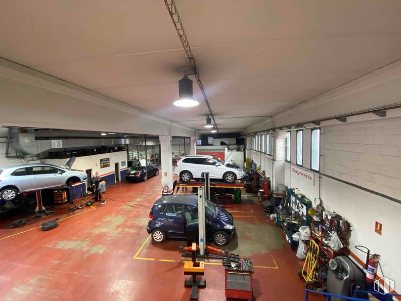 Industrial for sale at Zona empresarial, Alcobendas, Madrid, 28100 with car, light fixture, lighting, wheel, tire, automobile repair shop, automotive lighting, automotive parking light, car dealership and garage around