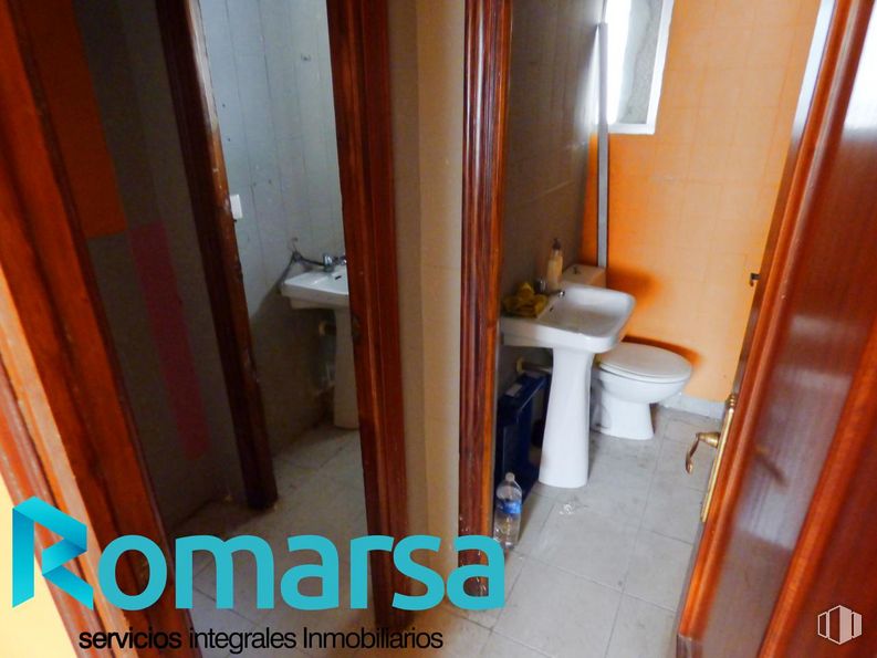 Retail for rent at Zona Estación, Ávila, 05001 with toilet, sink, mirror, brown, plumbing fixture, property, bathroom sink, tap, building and wood around