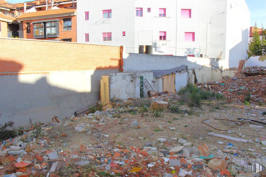 Suelo en venta en Calle Antonio Molina, 10 - 12, Fuencarral - El Pardo, Madrid, 28034 con edificio, durante el día, propiedad, ventana, madera, contaminación, barrio, espacio público, casa y mañana alrededor