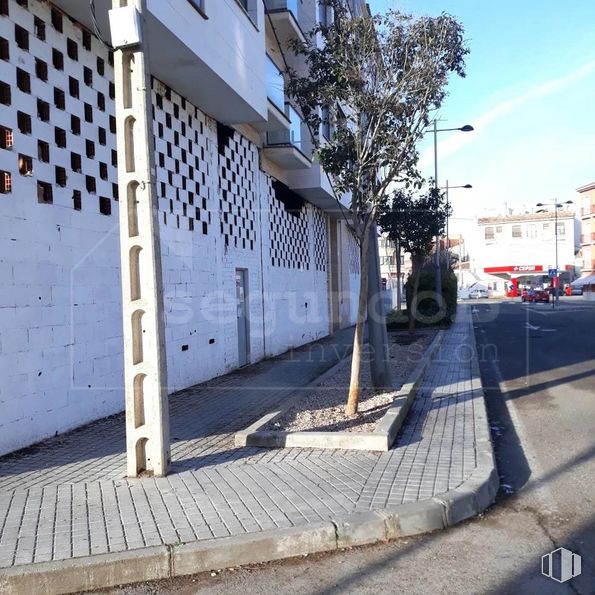 Retail for sale at Calle Arrabal San Lázaro, 11, Ocaña, Toledo, 45300 with building, tire, sky, plant, road surface, asphalt, tree, sidewalk, urban design and wall around