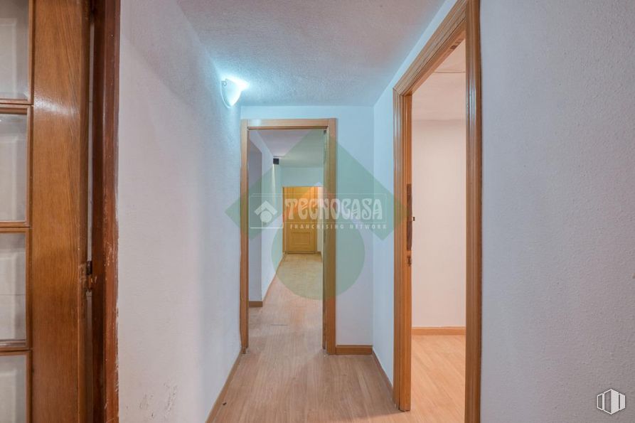 Local en venta en Calle Eduardo Morales, Carabanchel, Madrid, 28025 con edificio, accesorio, puerta, madera, pintura, casa, suelo, suelos, hall y madera dura alrededor