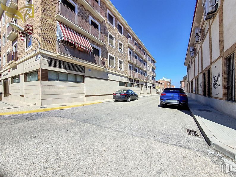 Office for sale at Calle Vega, Torrijos, Toledo, 45500 with car, building, window, tire, sky, vehicle, wheel, road surface, asphalt and automotive tire around