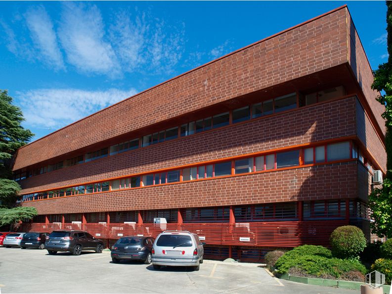 Oficina en alquiler en Calle Tierra de Barros, 2, Coslada, Madrid, 28820 con coche, luz de estacionamiento automotriz, cielo, rueda, nube, ventana, vehículo, edificio, arquitectura y ladrillo alrededor