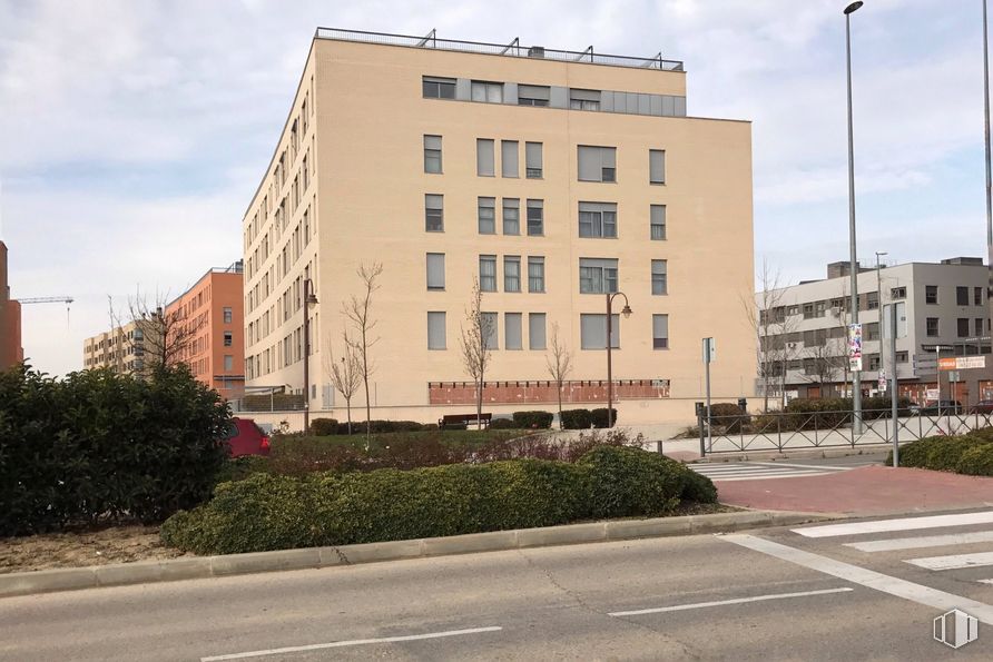 Local en alquiler y venta en Calle Laurel, 3, Fuenlabrada, Madrid, 28942 con edificio, nube, planta, cielo, propiedad, ventana, asfalto, superficie de carretera, diseño urbano y barrio alrededor