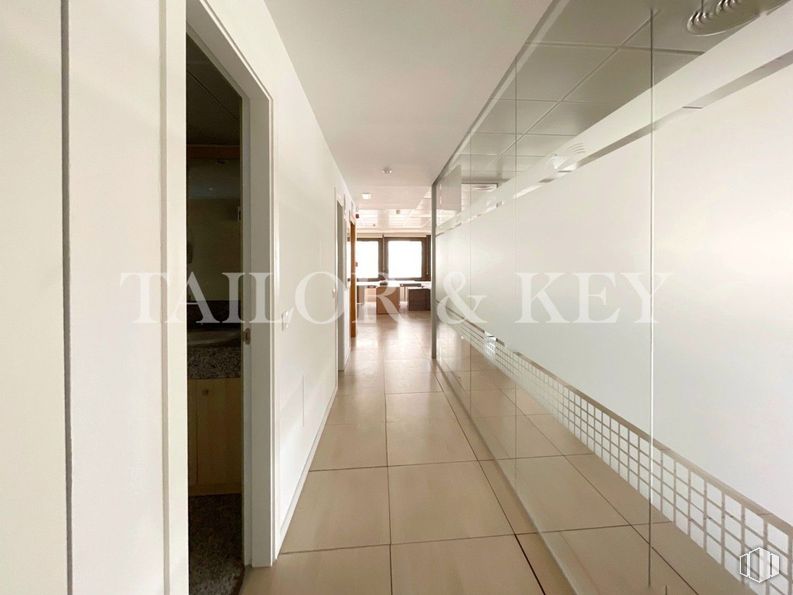 Office for rent at Calle Orense, Tetuán, Madrid, 28020 with flooring, floor, interior design, ceiling, apartment, tile flooring, room, wood flooring, glass and tile around