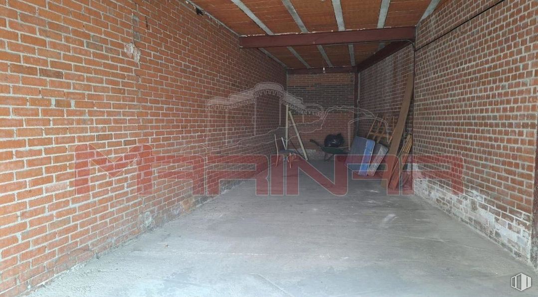 Retail for sale at Zona El Quiñón, Seseña, Toledo, 45224 with brickwork, brick, floor, building material, composite material, building, wood, gas, concrete and urban area around