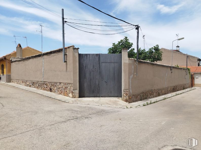 Land for sale at Calle Yelmo, Villacañas, Toledo, 45860 with wall, road surface, architecture, residential area, land lot, composite material, human settlement, overhead power line, electrical cable and concrete around