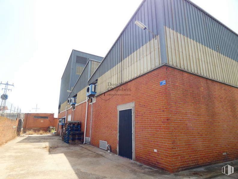 Industrial for sale at Carretera CM-5007, Valmojado, Toledo, 45940 with door, house, sky, building, wood, window, brickwork, brick, asphalt and facade around