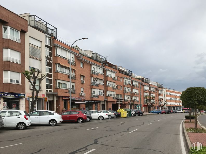 Retail for sale at Avenida España, 68, San Sebastián de los Reyes, Madrid, 28700 with car, building, sky, wheel, cloud, plant, property, window, vehicle and street light around