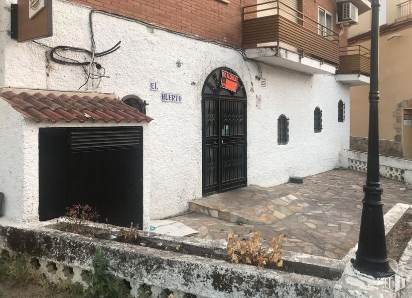 Retail for rent at Calle Eugenio Hernán, 1, Pelayos de la Presa, Madrid, 28696 with door, window, building, wood, plant, road surface, brick, brickwork, house and landscape around