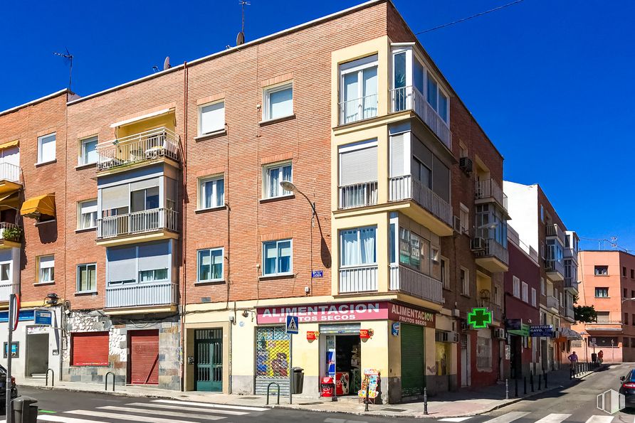 Retail for sale at Calle Lazaga, 11, Tetuán, Madrid, 28020 with building, sky, window, property, fixture, urban design, neighbourhood, residential area, facade and city around