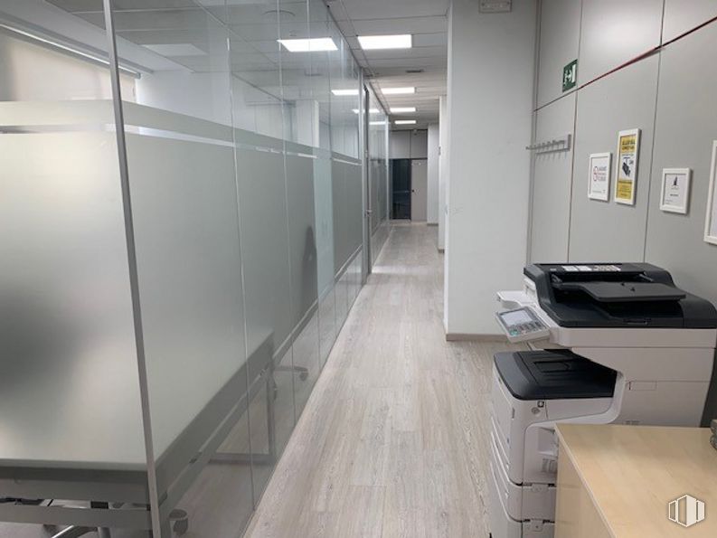 Oficina en venta en Edificio Oficant, Ronda Poniente, 15, Tres Cantos, Madrid, 28760 con impresora, marco, fax, mesa, edificio, accesorio, suelos, suelo, material de oficina y techo alrededor