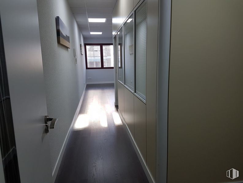 Office for rent at Calle Ronda del Poniente, Torrejón de Ardoz, Madrid, 28850 with window, fixture, interior design, building, flooring, floor, wood, house, material property and ceiling around