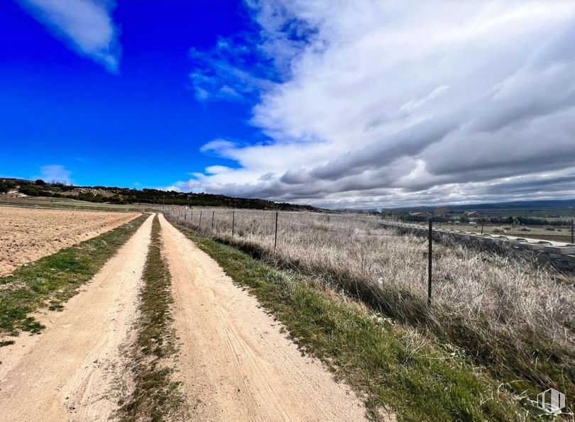 Land for sale at Travesía Manzana, La Serrada, Ávila, 05192 with cloud, sky, plant, natural landscape, azure, road surface, asphalt, land lot, plain and grass around