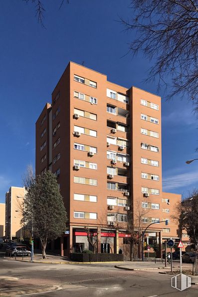 Local en alquiler en Calle Callao, 42, Fuenlabrada, Madrid, 28945 con edificio, cielo, nube, propiedad, ventana, árbol, bloque de pisos, diseño urbano, arquitectura y condominio alrededor