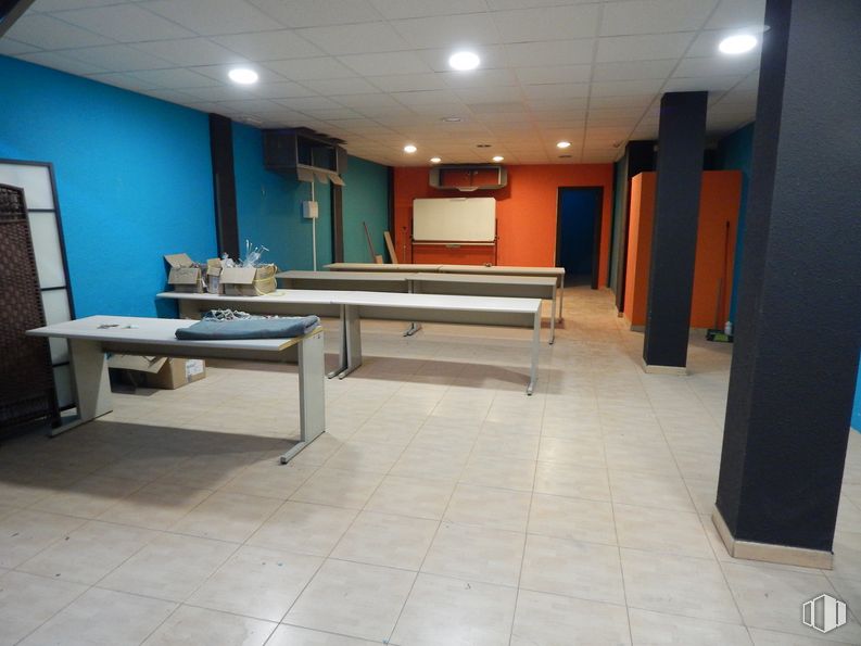 Retail for sale & for rent at Paseo San Roque, Ávila, 05003 with table, furniture, building, floor, flooring, bench, wood, composite material, hardwood and tile flooring around