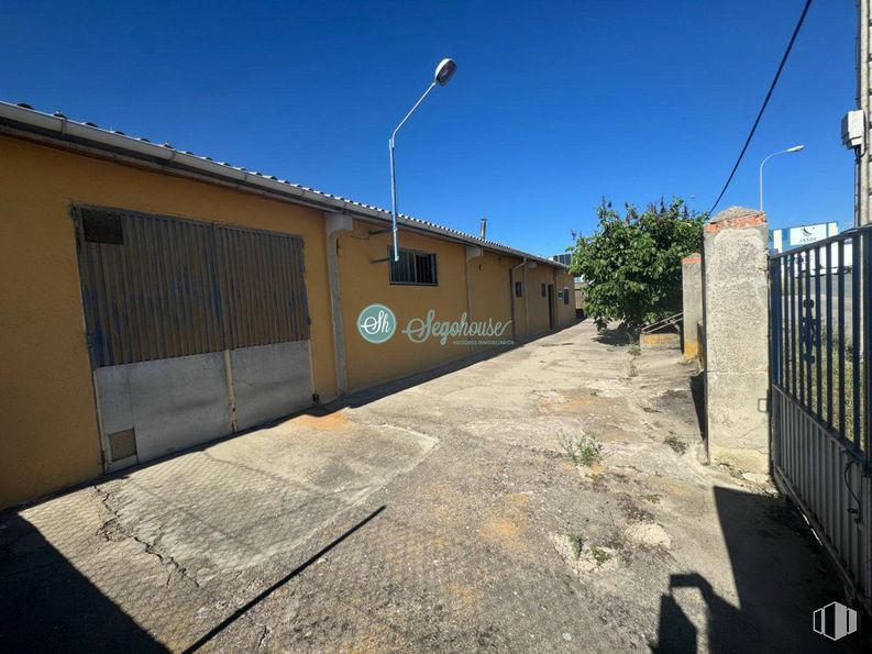 Nave en venta en Polígono Hontoria, Segovia, 40195 con cielo, luz de la calle, superficie de la carretera, asfalto, árbol, lote de terreno, planta, espacio público, pared y carretera alrededor