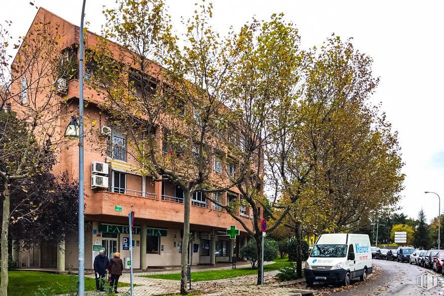 Retail for sale at Zona Avenida Europa, Pozuelo de Alarcón, Madrid, 28224 with van, building, plant, sky, vehicle, tree, window, house, neighbourhood and motor vehicle around