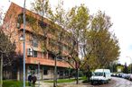 Retail for sale at Zona Avenida Europa, Pozuelo de Alarcón, Madrid, 28224 with van, building, plant, sky, vehicle, tree, window, house, neighbourhood and motor vehicle around