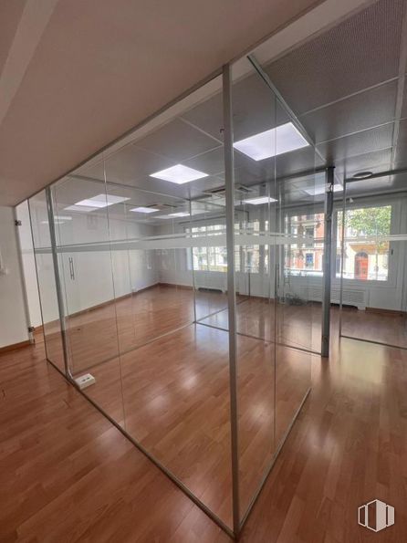 Oficina en alquiler en Calle Velázquez, 4, Salamanca, Madrid, 28001 con lámpara, alumbrado, accesorio, hall, arquitectura, madera, suelo, suelos, sombra y ventana alrededor