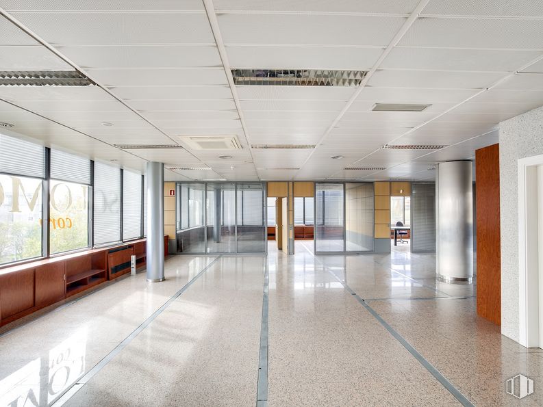 Oficina en alquiler en Calle Carpinteros, 8, Villaviciosa de Odón, Madrid, 28670 con ebanistería, edificio, accesorio, ventana, piso, suelo, entrada, mediante, techo, ciudad y vidrio alrededor