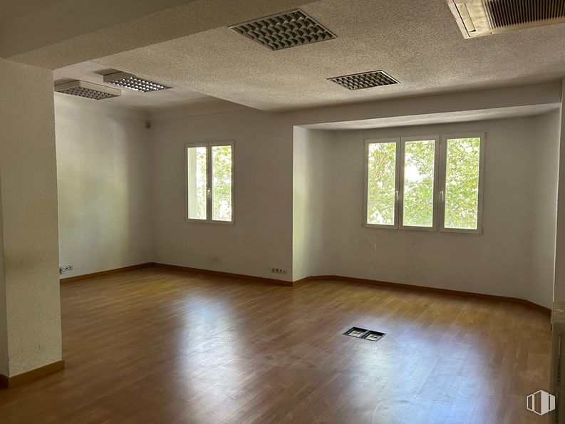 Oficina en alquiler en Calle Ríos Rosas, 36, Chamberí, Madrid, 28003 con ventana, edificio, madera, interiorismo, sombra, accesorio, hall, suelo, pared y suelos alrededor