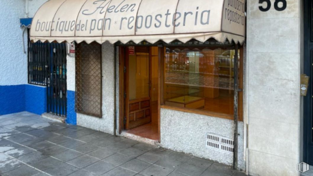 Local en alquiler y venta en Calle Pintor Ribera, 7, Móstoles, Madrid, 28933 con puerta, accesorio, edificio, fachada, sombra, toldo, madera, transparencia, fuente y material de construcción alrededor