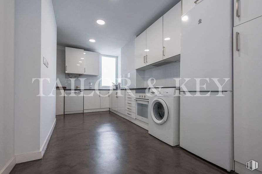 Office for rent at Calle Doctor Esquerdo, Retiro, Madrid, 28007 with washing machine, cabinetry, building, interior design, fixture, house, wood, flooring, ceiling and major appliance around