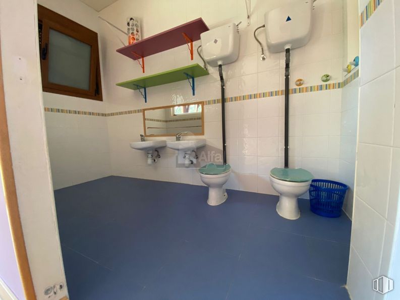 Retail for sale at Carretera Navacerrada, El Boalo, Madrid, 28413 with toilet, picture frame, building, shelf, interior design, floor, flooring, shelving, gas and plumbing fixture around