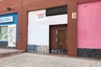 Local en alquiler y venta en Calle Quito, 2, Fuenlabrada, Madrid, 28945 con puerta, accesorio, ventana, albañilería, superficie de carretera, asfalto, ladrillo, barrio, fuente y rojo alrededor