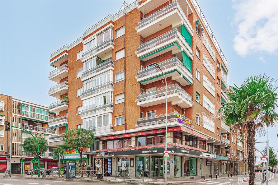 Local en alquiler y venta en Avenida Constitución, 34, Torrejón de Ardoz, Madrid, 28850 con edificio, cielo, propiedad, ventana, diseño urbano, condominio, casa, nube, bloque de pisos y edificio comercial alrededor