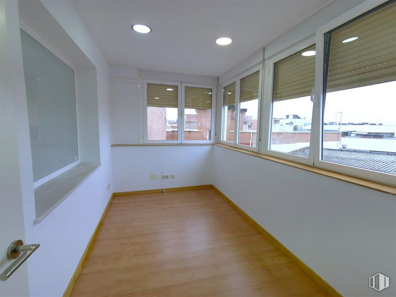 Office for rent at Calle Gran Vía, 28, Majadahonda, Madrid, 28220 with window, window blind, door handle, flooring, floor, wood, ceiling, interior design, apartment and wood flooring around