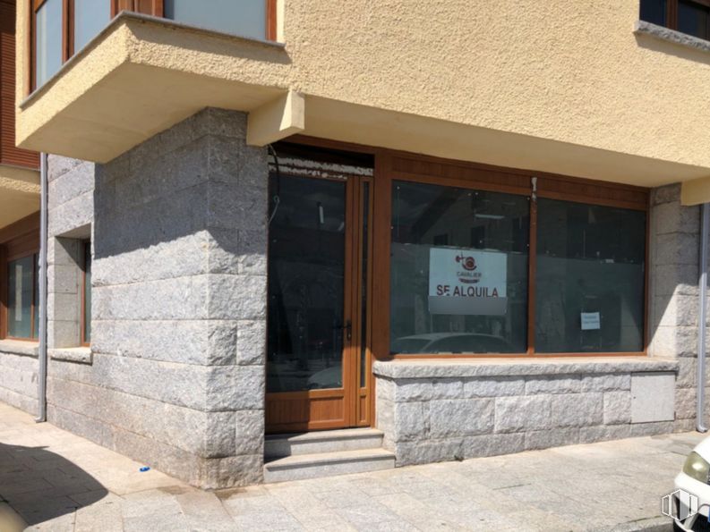 Retail for rent at Centro urbano, Los Molinos, Madrid, 28460 with door, car, property, building, fixture, window, architecture, shade, neighbourhood and wall around