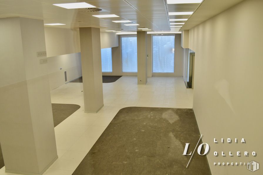 Oficina en alquiler y venta en Calle Francisco Gervás, Tetuán, Madrid, 28020 con accesorio, diseño de interiores, suelo, piso, madera, entrada, material compuesto, edificio, vidrio y hormigón alrededor