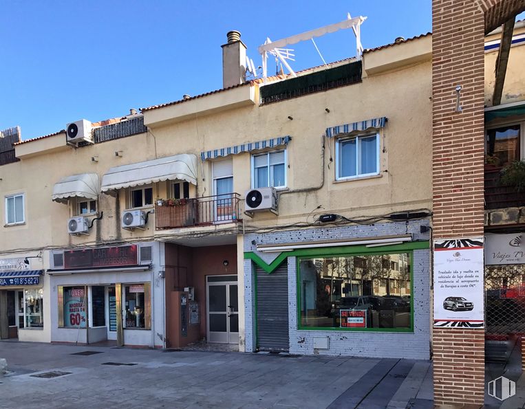 Local en venta en Calle Real, 3, Villanueva de la Cañada, Madrid, 28691 con ventana, edificio, cielo, puerta, fachada, ciudad, carretera, accesorio, uso mixto y edificio comercial alrededor