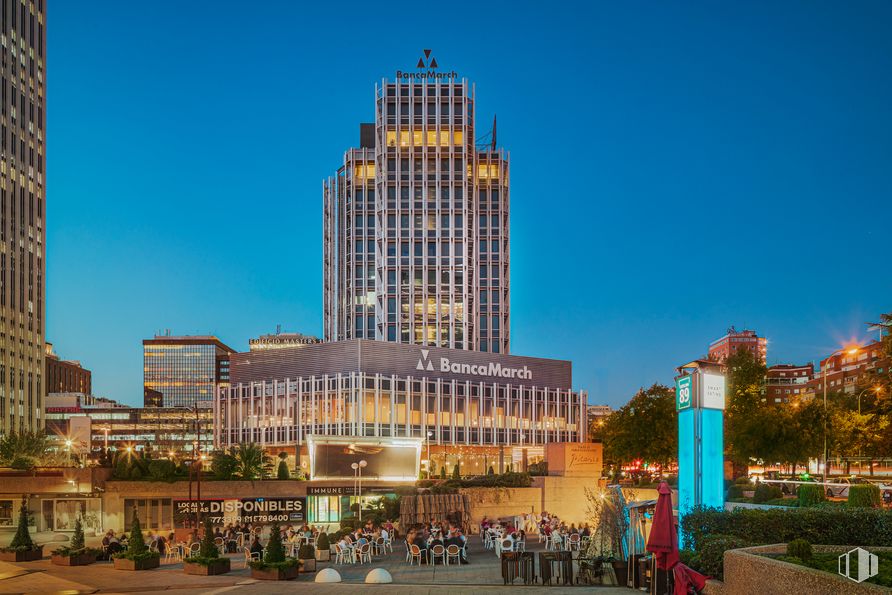 Oficina en alquiler en C89, Paseo Castellana, 89, Tetuán, Madrid, 28046 con edificio, cielo, rascacielos, planta, árbol, luz de la calle, bloque de torre, diseño urbano, paisaje urbano y torre alrededor