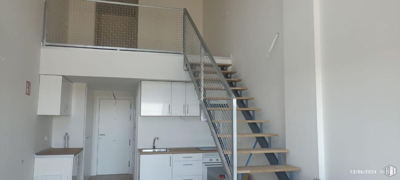 Oficina en venta en Zona Villaverde, Villaverde, Madrid, 28021 con puerta, edificio, madera, interiorismo, escalera, escaleras, casa, suelo, suelos y estantería alrededor