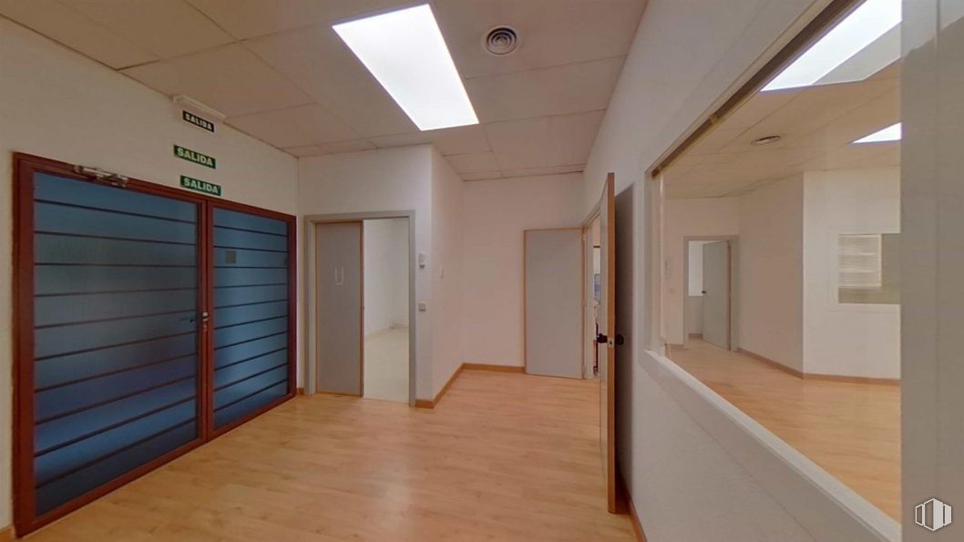 Oficina en alquiler en Calle Isabel Colbrand, Fuencarral - El Pardo, Madrid, 28050 con lámpara, puerta, accesorio, hall, madera, interiorismo, suelo, suelos, edificio y ventana alrededor